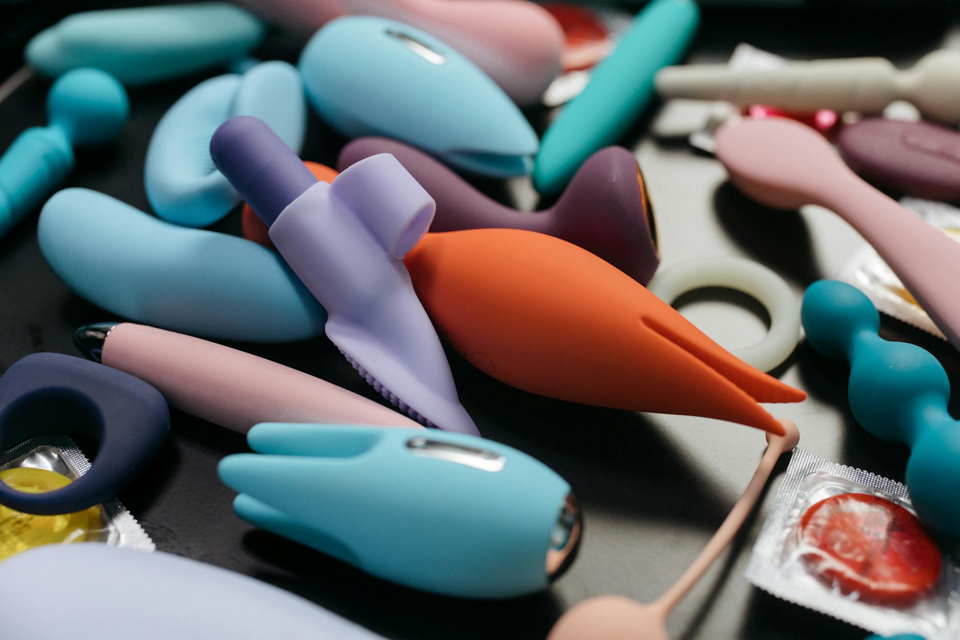 Eine Sammlung bunter Erwachsenenspielzeuge, darunter verschiedene Vibratoren in Nahaufnahme