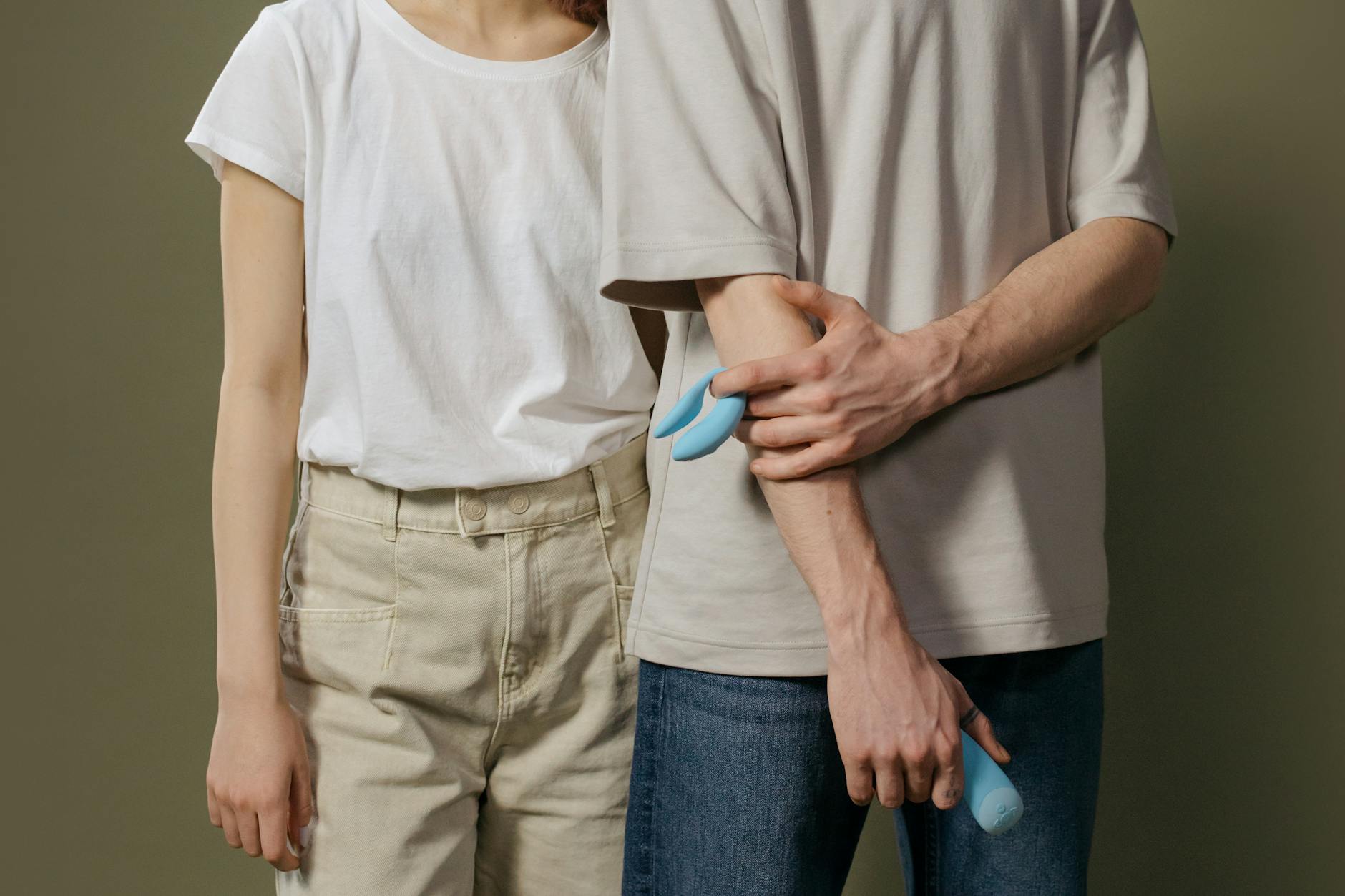 Ein junges Paar hält einen modernen Lemon Vibrator und symbolisiert zeitgenössische Intimität