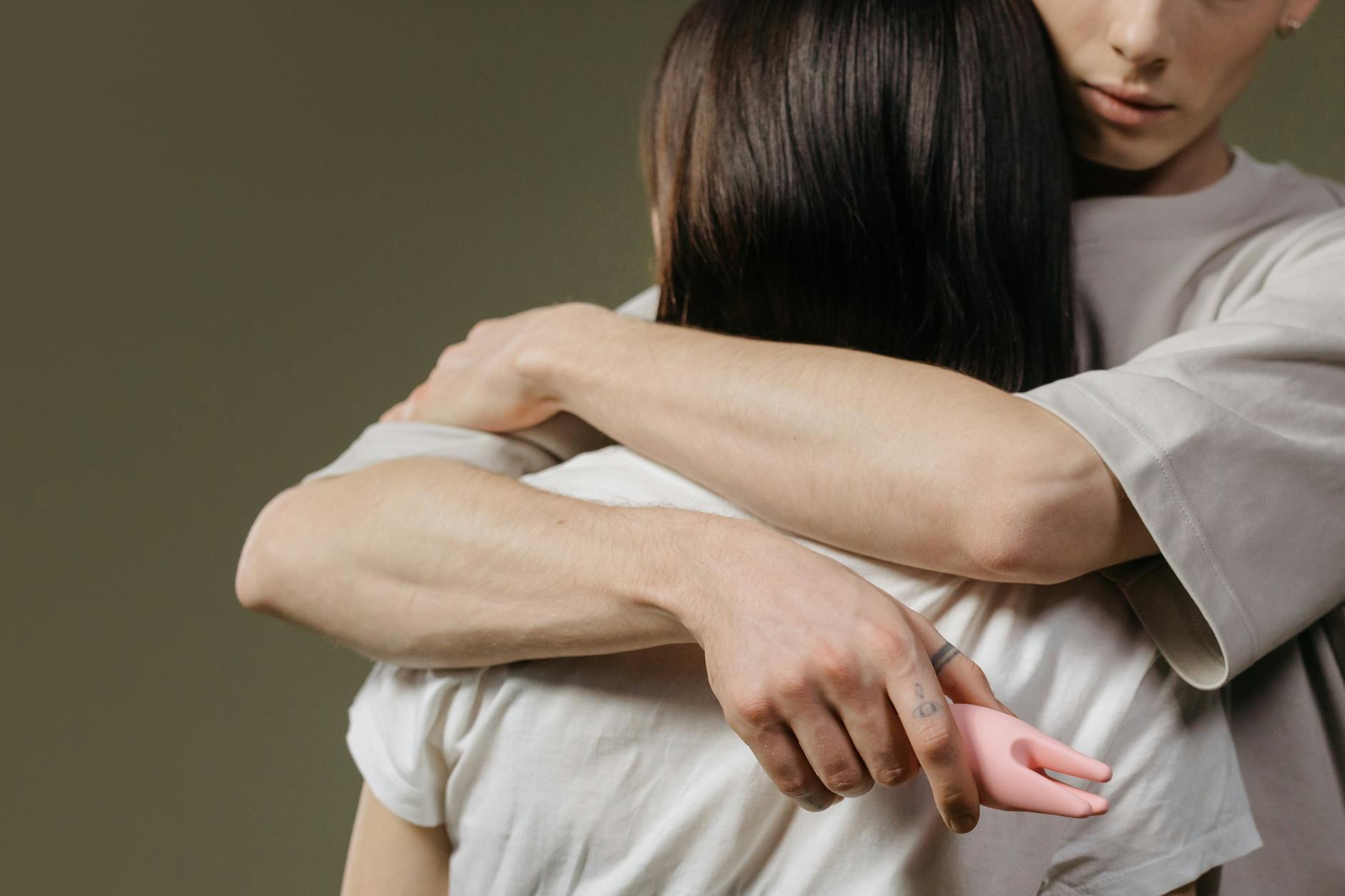 Vibrator mit Kerzen und romantischem Zubehör auf lila Hintergrund zur Darstellung von Solo-Vergnügen
