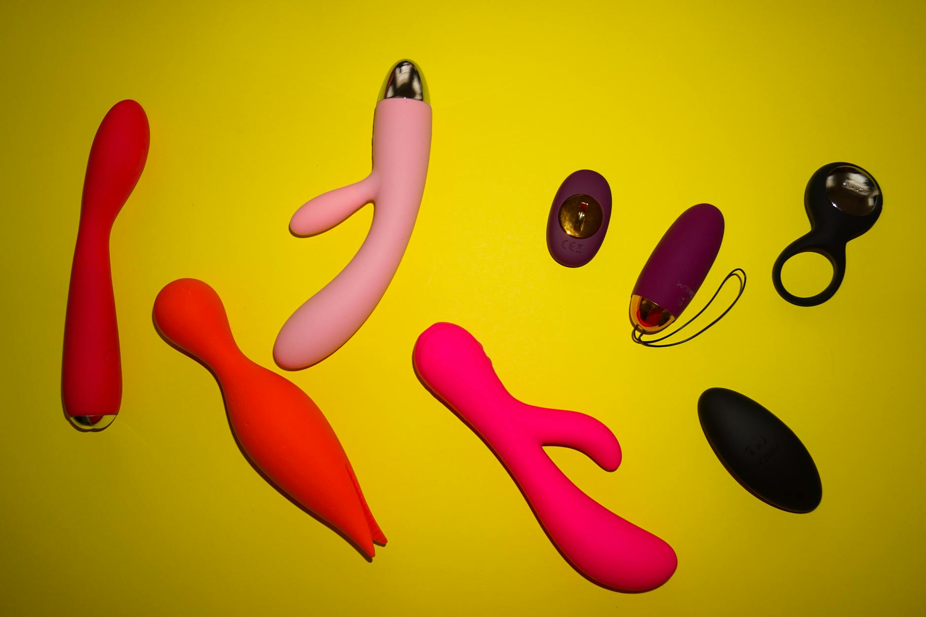 Ein stilvoller Vibrator auf glatter weißer Seide, perfekt für ein sinnliches Erlebnis