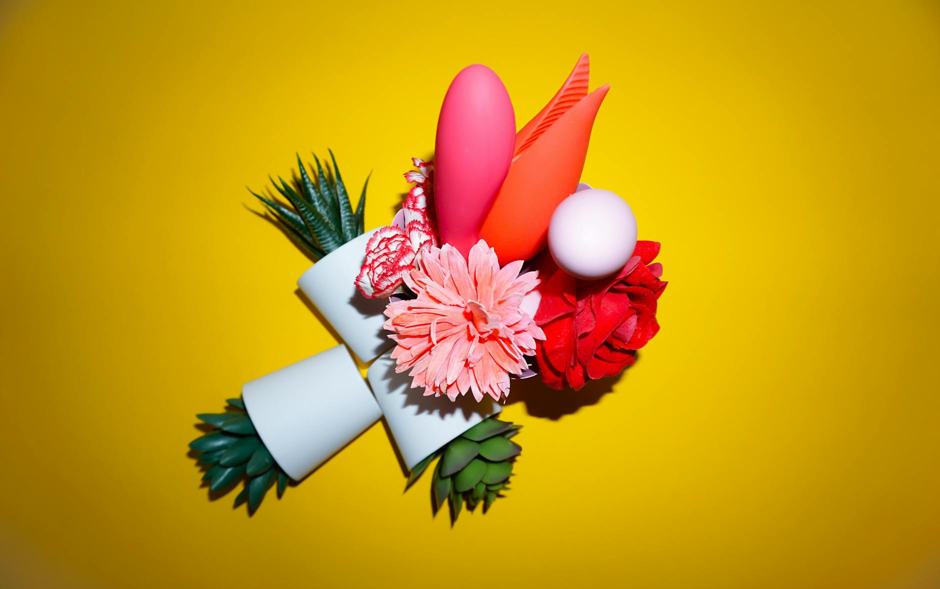 Eine Hand hält eine frische Zitrone vor gelbem Hintergrund, die Frische und sanfte Stimulation symbolisiert